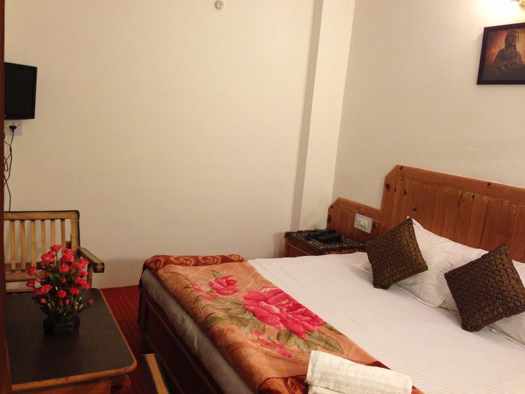 Akash Hills Hotel Manāli Zewnętrze zdjęcie